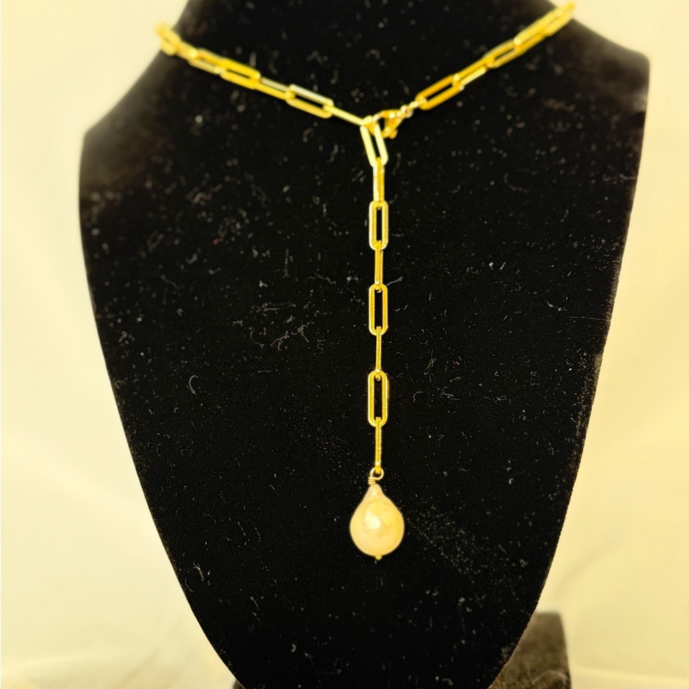 Elegant Gold Tone Necklace with Pearl Drop